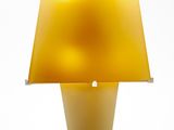 une lampe jaune posée sur une table