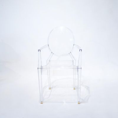 une chaise transparente posée sur une surface blanche