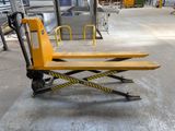un chariot élévateur à fourche stationné dans un entrepôt