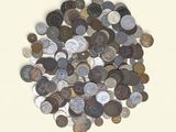 une pile de vieilles pièces de monnaie sur une surface blanche