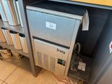 une machine posée par terre à côté d'un comptoir