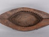 un petit objet en bois sur lequel est sculpté un poisson