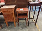 deux tables en bois avec des tiroirs et une table sur laquelle est posé un tiroir