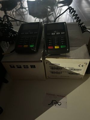 deux téléphones portables posés sur une boîte
