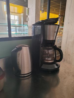 une cafetière et une cafetière posées sur un plan de travail