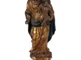 l'image d'une statue représentant une femme tenant un enfant dans ses bras