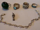beaucoup de bagues et de bracelets différents sur la table