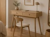 un bureau avec un miroir et une chaise dans une chambre