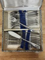 Dans un coffret : 12 couverts à poisson en métal argenté, mo… (photo 2)