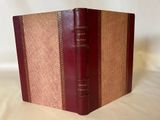 un vieux livre avec une couverture marron et une reliure marron