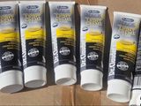 quatre tubes de dentifrice posés les uns à côté des autres sur une table