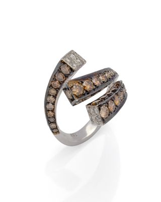 un gros plan d'une bague sertie de diamants bruns et blancs