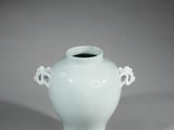 un vase blanc posé sur une table