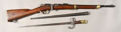 trois types d'armes différents sont exposés sur une surface blanche
