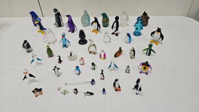 un grand nombre de figurines sur une table
