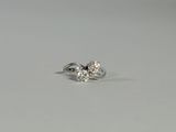 gros plan d'une bague en diamant sur une surface blanche