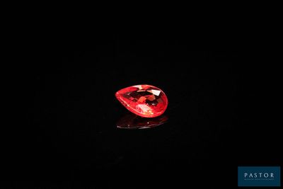 gros plan d'un diamant rouge sur une surface noire