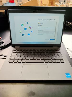 un ordinateur portable posé sur un bureau dans une pièce