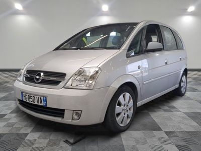 la photo d'une voiture argentée garée dans un garage