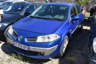 une voiture bleue garée à côté d'autres voitures sur un parking