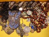 une boîte jaune remplie de nombreux types de bijoux différents