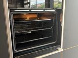 un four encastré dans le mur de la cuisine