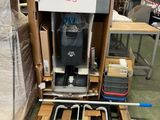 une machine posée sur une palette dans un entrepôt