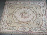 un tapis posé au sol, orné d'un motif floral