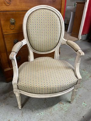 une chaise posée par terre à côté d'une commode
