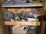 une étagère en bois sur laquelle sont posés divers objets, dans une pièce