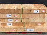 plusieurs piles de palettes en bois empilées les unes sur les autres sur une palette