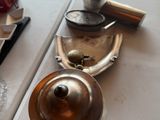 une théière posée sur une table, à côté d'une tasse et d'une soucoupe