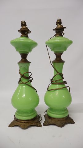 Paire de lampes à pétrole opaline verte électrifiées . Fêle et ac...