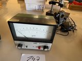 un appareil de mesure posé sur une table dans un laboratoire