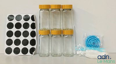 quatre bouteilles et un sac posés sur une table