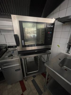 une image d'une cuisine commerciale avec des appareils en acier inoxydable
