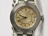 une montre posée sur une surface blanche