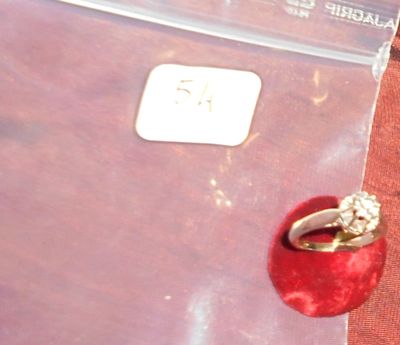 une pomme rouge sur laquelle est posé une bague en diamant