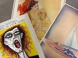 trois livres posés sur une table