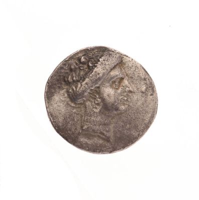une pièce de monnaie sur laquelle figure la tête d'une femme, sur un fond blanc