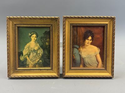 deux portraits encadrés représentant une femme et un homme en tenue de cérémonie