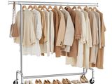 une photo représentant un portemanteau avec des vêtements et des chaussures