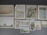 de nombreux dessins accrochés au mur d'une pièce