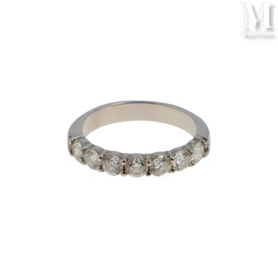 gros plan d'une bague en diamant sur fond blanc