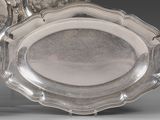 plusieurs assiettes en argent ornées de motifs sont empilées les unes sur les autres