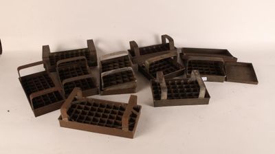 un tas de petites boîtes en bois posées sur une table