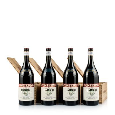 trois bouteilles de vin rouge dans un coffret en bois posé sur une surface blanche