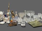 de nombreux verres de toutes sortes posés sur une table
