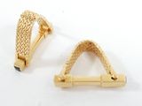 paire de boucles d'oreilles dorées ornées de motifs tressés sur fond blanc