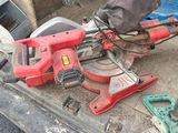 de nombreux outils qui traînent à l'arrière d'un camion